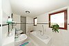 Badezimmer mit Badewanne 