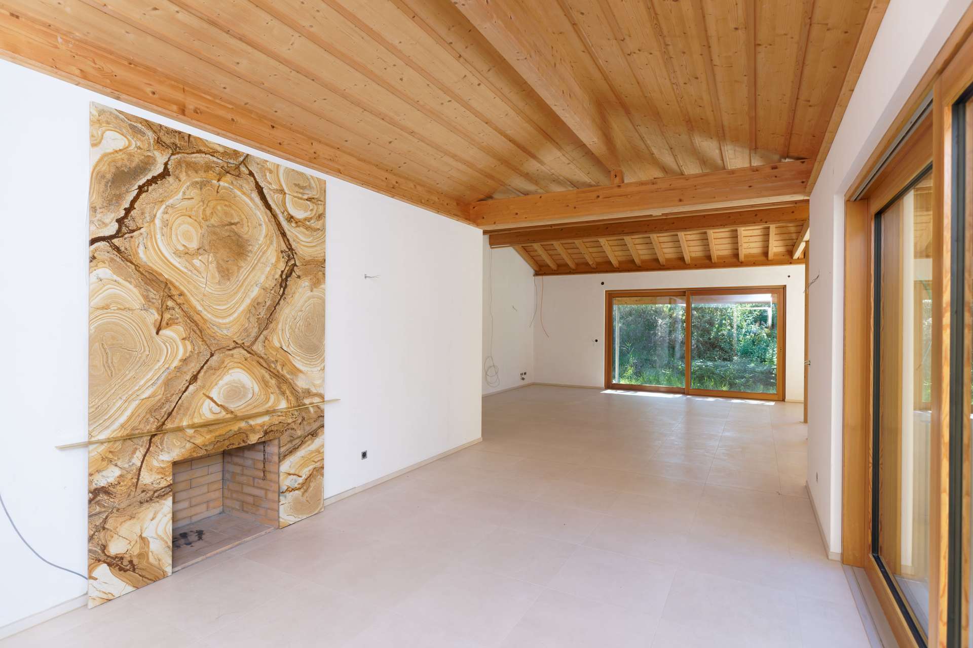 Wohnzimmer mit Kamin 